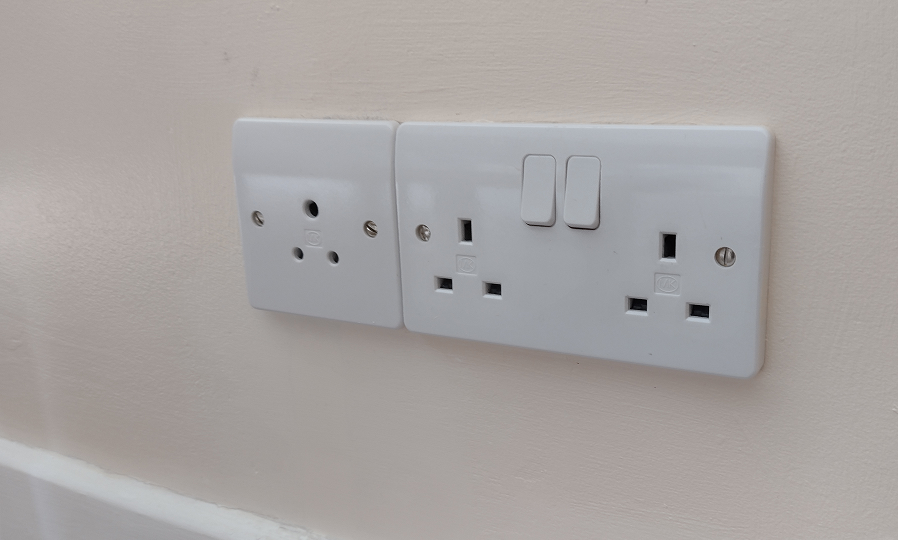 Lighting installation - 5 amp sockets
